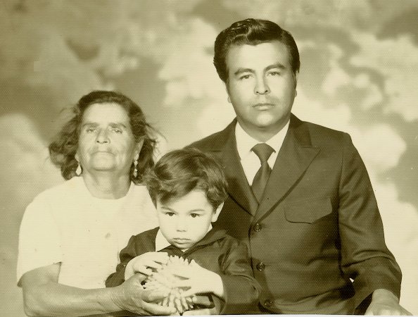 Dona Jose, Roberto, young Robert